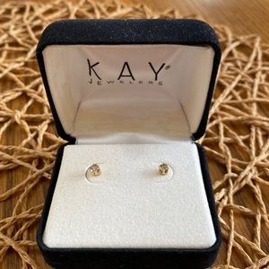 Diamond stud earrings in yellow gold setting